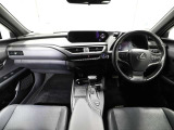 上質で落ち着いた印象のインパネ。視界も広々で運転しやすいです。