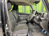 運転席まわりには十分なスペースがあり、大柄な方でもゆったり運転していただける環境です。