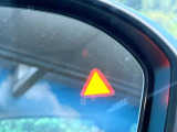 【後方車輛検知】走行中、ドアミラーの死角になりやすい箇所に後続車が接近するとサイドミラー付近に警告を表示、ドライバーに注意喚起をしてくれます。