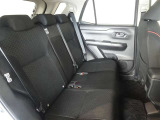 広いとは言えませんが3名乗車できるセカンドシートです。