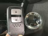 【Hondaスマートキー】カバンやポケットに入れたままでもドアの施錠・解錠が可能なスマートキーを装備。エンジンのオン・オフ時もカギを取り出す必要が無いからとっても便利です♪