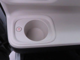 カップホルダーは運転席や助手席からちょうど手の届く位置です!!