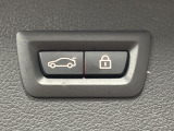 ●電動リアゲート:ワンタッチでリアゲートの開閉ができ、荷物などで両手が塞がっている状態でも簡単に開閉ができる便利機能です。