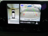 ■アラウンドビューモニター搭載。車体を4方向のカメラで「上から見下ろしたような映像」を映します。車庫入れが苦手な方も映像サポートでラクラク駐車できます。