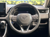インテリアに合わせたデザインのステアリングは、運転される方のことも考え、運転しやすい形状、大きさです。是非一度、実際に触ってお確かめください。