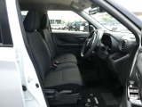 運転席シートには手動式のシートリフター機能が備わっています。