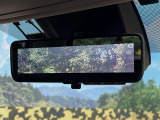 【デジタルインナーミラー】後席の大きな荷物や同乗者で後方が確認しづらい時でも安心!カメラが撮影した車両後方の映像をルームミラー内に表示。クリアな視界で状況の確認が可能です!