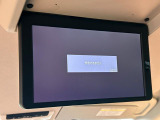 【フリップダウンモニター】大画面モニターで後席でもエンタメをお楽しみいただけます。小さなお子様にも大人気の装備です♪