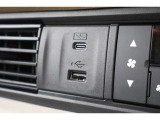 USBオーディオ用ソケットがついていますので携帯電話などを接続すれば音楽等の再生が可能です!充電用ソケットもございます!