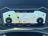 バーチャルコックピットでは、メーターやオーディオ操作、電話選択、地図の確認が可能。パネル内に高解像度の液晶ディスプレイを配置しております。