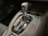 CVT車のセレクトレバーです。低速から高速まで、変速ショックのないスムーズな走りと、エンジン効率のよい領域を維持して燃費にも貢献します。サイドブレーキはスイッチ操作の電子制御パーキングブレーキです。