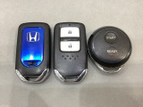 スマートキーを装備しています。鍵を差し込むことなくドアロックの開け閉めと、スタートボタン操作でのエンジンスタートができます。加えて、純正リモコンエンジンスターター用の操作キーもついています。