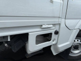 ステップ搭載で、荷台の乗り降りも楽々♪