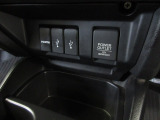 12V電源ソケットを設置しております。周辺機器の充電にご利用頂けます。USB端子とHDMI端子も装備。音楽や映像をナビ画面でお楽しみいただけますね。