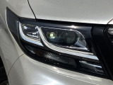 【LEDヘッドライト】悪天候や夜間走行時も良好な視界を確保し安心して運転できる高輝度LEDヘッドライトを装備!点灯速度が早く、消費電力も抑えられています。