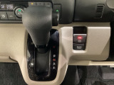 CVT車のセレクトレバーです。低速から高速まで、変速ショックのないスムーズな走りと、エンジン効率のよい領域を維持して燃費にも貢献します。サイドブレーキはスイッチ操作の電子制御パーキングブレーキです。