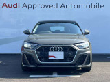 シングルフレームグリルはAudiの象徴的なデザイン要素であり、一目でAudiとわかるスタイル、大きくて迫力のある形状が車のスポーティな印象を強調しており、魅力的なデザインとなっています。