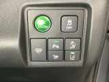 Hondaセンシング用の、VSA(ABS+TCS+横滑り抑制)解除と路外逸脱抑制機能のオンオフスイッチなどはハンドルの右側に装備しています。燃費に役立つECONボタンもここです。
