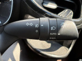 【オートライト(AUTO)】外の明るさをシステムが感知して、自動でヘッドライトが点灯します。ヘッドライトをつけ忘れを防ぐ便利機能です。