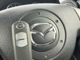 【アドバンストキー】カバンやポケットに入れたままでもドアの施錠・解錠が可能なスマートキーを装備。エンジンのオン・オフ時もカギを取り出す必要が無いからとっても便利です♪