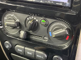 寒い冬も暑い夏も全席に快適な空調を届けてくれる、ダイヤル式エアコンを装備♪