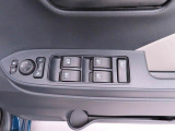 パワーウィンドウのスイッチです。運転席に居ながら助手席の窓を開け閉めできるので便利ですよ。 ロック機能も付いてるので子供がイタズラして窓を開けるという事もできなくできますよ。