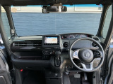 運転席周りです。カップホルダーや小物の収納などは必須ですよね!!使い勝手の良いつくりになっております!!