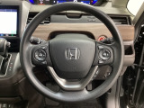 ハンドルにHondaセンシング系のクルーズコントロールやレーンキープアシストなどのスイッチと、オーディオの操作スイッチが装備されています。ハンドルから手を離さず安全に操作できます。