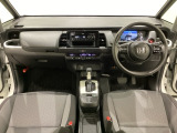 車内は光触媒抗菌消臭施工済です。スタイリッシュなデザインでスポーティなインパネ周りを演出します。グローブボックスやカップホルダーのほかにトレーなどたくさんの収納スペースが付いています。
