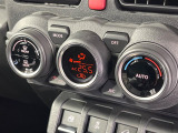 【オートエアコン】一度お好みの温度に設定すれば、車内の温度を検知し風量や温度を自動で調整。暑い&hellip;寒い&hellip;と何度もスイッチ操作をする必要はありません。快適な車内空間には必須の機能ですね♪