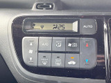【オートエアコン】一度お好みの温度に設定すれば、車内の温度を検知し風量や温度を自動で調整。暑い&hellip;寒い&hellip;と何度もスイッチ操作をする必要はありません。快適な車内空間には必須の機能ですね♪