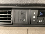 エアコン操作パネルの左側に、スマートフォンなどの充電可能なUSB端子と、音源などの外部入力の可能なUSB端子がついています。移動中に充電もできるので便利です。
