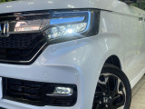 【LEDヘッドライト】悪天候や夜間走行時も良好な視界を確保し安心して運転できる高輝度LEDヘッドライトを装備!点灯速度が早く、消費電力も抑えられています。