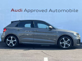 Audiの車両は、空気力学を考慮した流れるようなラインが強調されており、スポーティでエレガントな印象を与えます。