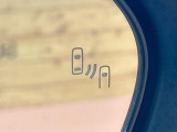 【ブラインドスポットモニター】走行中、ドアミラーの死角になりやすい箇所に後続車が接近するとサイドミラーのレンズに警告を表示!ドライバーに注意喚起をしてくれます。