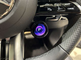ステアリングシフトが装備されております。ステアリングから手を離さずにシフトチェンジができます。マニュアルモードをご選択頂くことにより、よりアグレッシブな走行が可能となります。