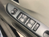 【電動格納ミラー】サイドミラーは電動格納式となっており、狭い駐車場でもキズがつくリスクを抑えられます。