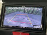 【バックカメラ】駐車時に後方がリアルタイム映像で確認できます。大型商業施設や立体駐車場での駐車時や、夜間のバック時に大活躍!運転スキルに関わらず、今や必須となった装備のひとつです!