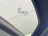 【ブラインドスポットモニター】走行中、ドアミラーの死角になりやすい箇所に後続車が接近するとサイドミラーのレンズに警告を表示!ドライバーに注意喚起をしてくれます。