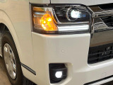 【LEDヘッドライト】悪天候や夜間走行時も良好な視界を確保し安心して運転できる高輝度LEDヘッドライトを装備!点灯速度が早く、消費電力も抑えられています。