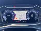 スピードメーターなどの運転に必要な計器とともに、オーディオ・電話の操作画面などを表示。レイアウトはステアリングスイッチで切り替えでき運転に集中しながら必要な情報を瞬時に得ることが可能。