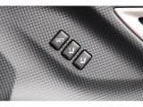 運転席のポジションを2つ、記憶させることができます。ボタンを押すと設定したポジションに電動で移動します。