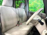 運転席まわりには十分なスペースがあり、大柄な方でもゆったり運転していただける環境です。