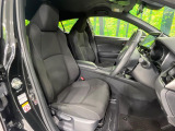 運転席まわりには十分なスペースがあり、大柄な方でもゆったり運転していただける環境です。