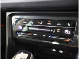 3ゾーンオートエアコン、シートヒーター付きです!運転席側と助手席でそれぞれの温度調節が可能です!