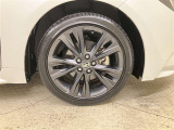 純正のアルミホイール装着。タイヤサイズは215/45R17