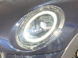 ●LEDヘッドライト:夜間走行時も良好な視界を確保し安心して運転できる高輝度LEDヘッドライトを装備!点灯速度が早く、消費電力も抑えられています。