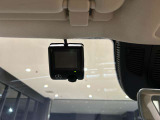メルセデスのシートは少し硬めになっております。長時間の運転の際、適度な反発があることでお尻や腰の負担を減らす効果が御座います。