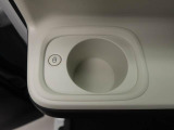 カップホルダーは運転席や助手席からちょうど手の届く位置です!!