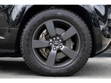 純正20インチホイールを装備。ボディカラーと良くマッチしており、車体全体がよりスタイリッシュな印象になります。